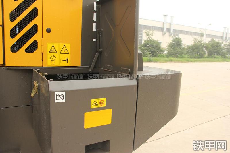 山东临工LG956L矿山铲掘型装载机局部