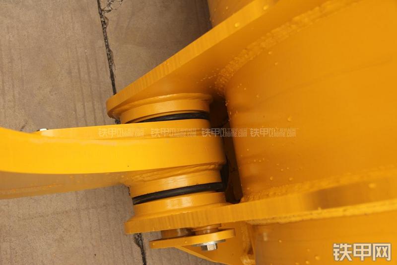 山东临工LG956L矿山铲掘型装载机局部