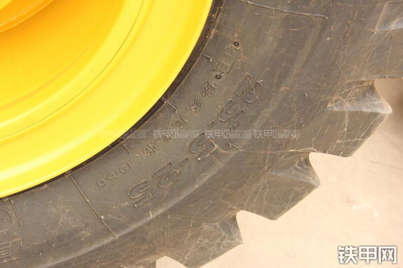 山东临工LG956V装载机局部