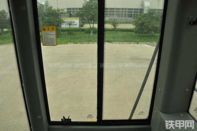 山东临工LG956N装载机局部