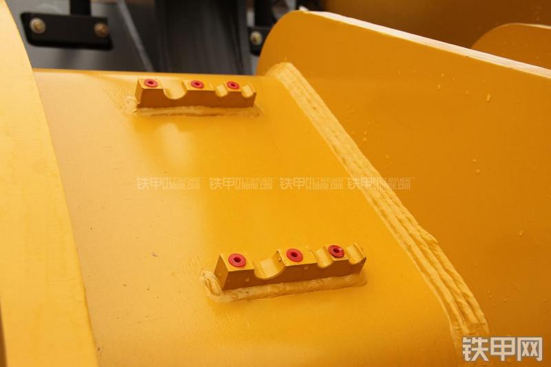 山东临工LG956L矿山铲掘型装载机局部