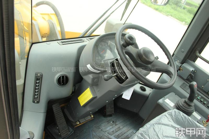 山东临工LG956L矿山铲掘型装载机局部