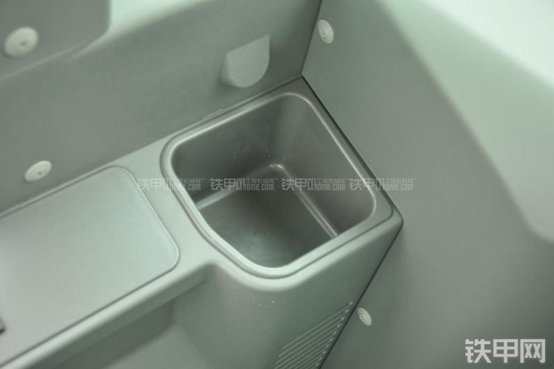 山东临工LG953N节能型装载机局部