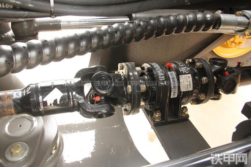 山东临工LG956L矿山铲掘型装载机局部