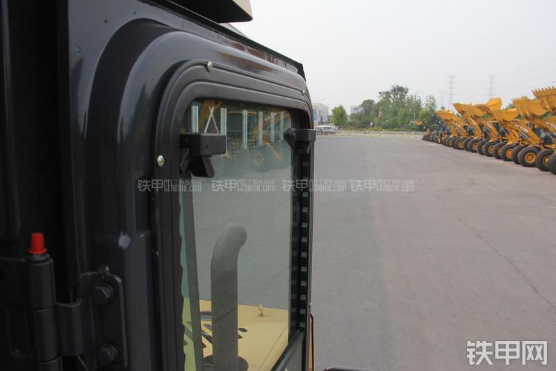 徐工LW300KN装载机局部