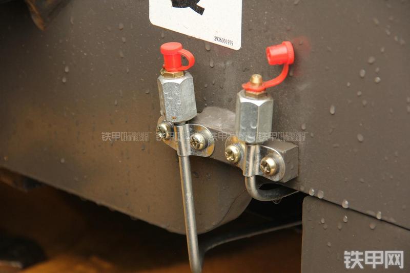 山东临工LG956L矿山铲掘型装载机局部