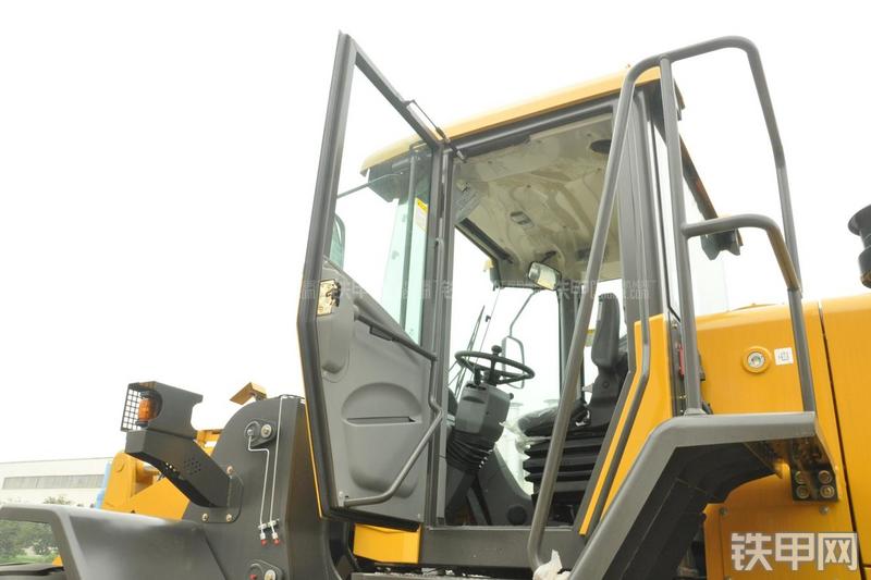 山东临工LG956N装载机局部