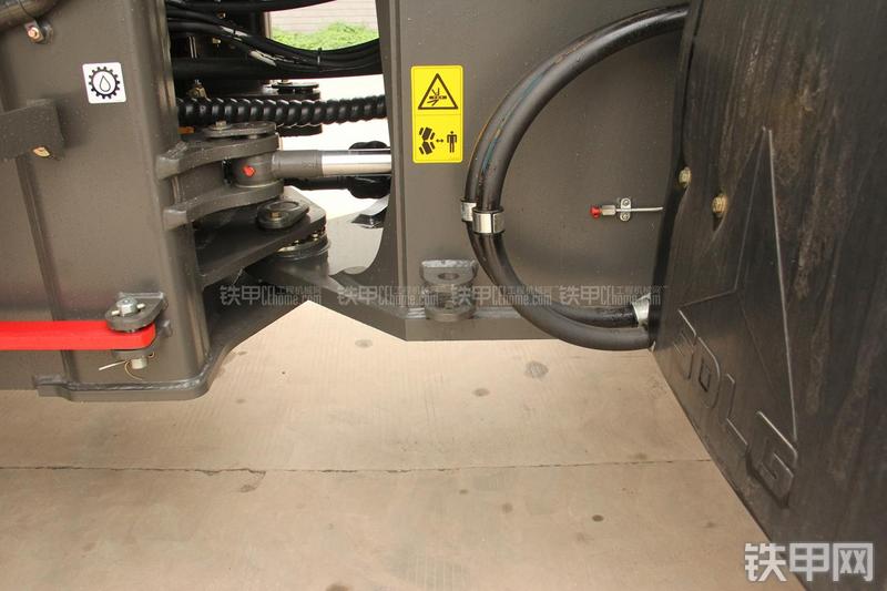 山东临工LG956L矿山铲掘型装载机局部