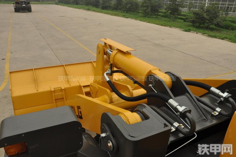 山东临工LG953N节能型装载机局部