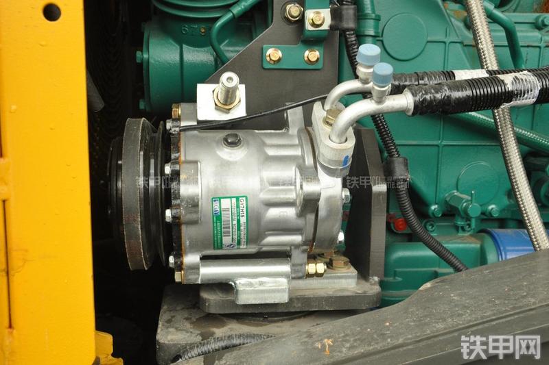 山东临工LG956N装载机局部