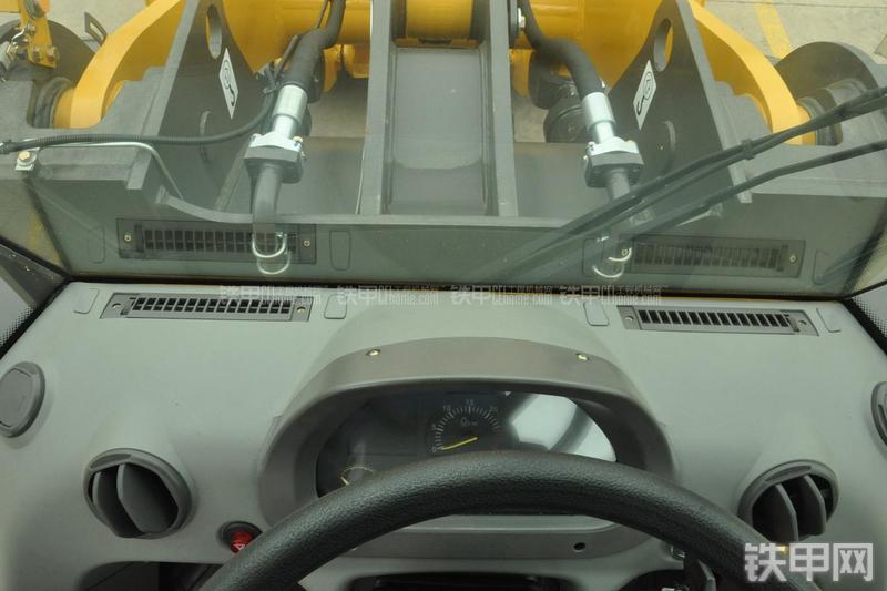 山东临工LG956N装载机局部