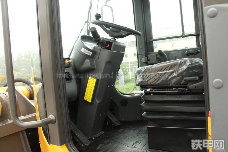 山东临工LG956V装载机局部