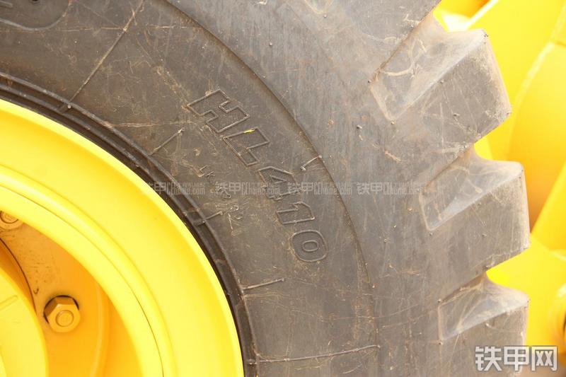 山东临工LG956V装载机局部