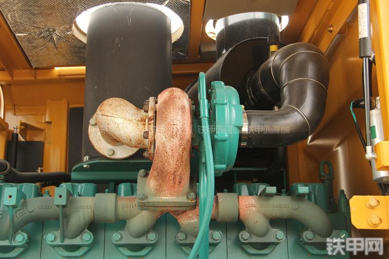 山东临工LG956L矿山铲掘型装载机局部