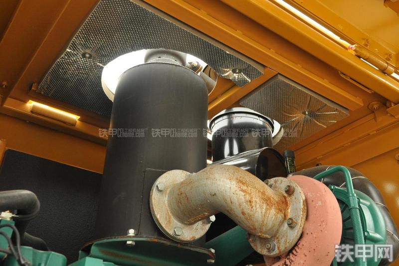 山东临工LG956N装载机局部