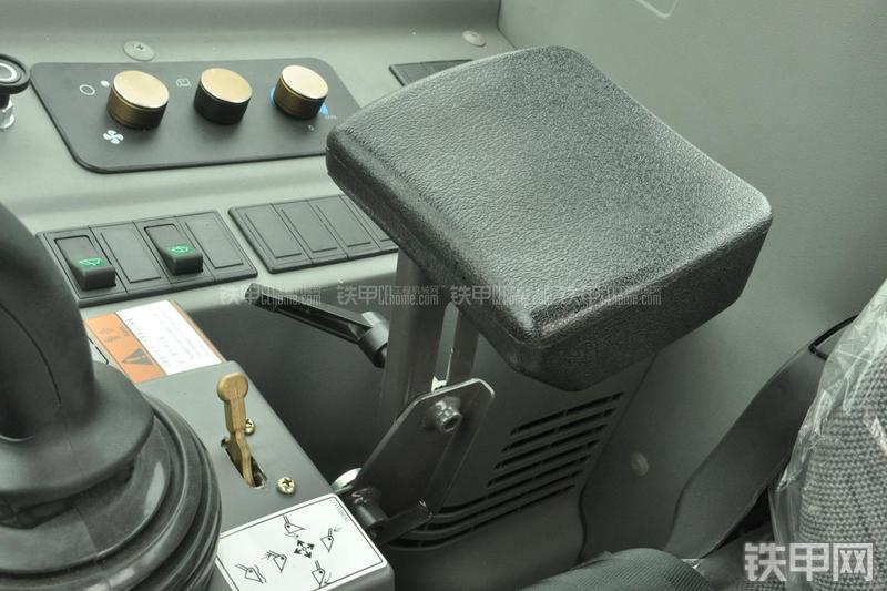 山东临工LG956N装载机局部