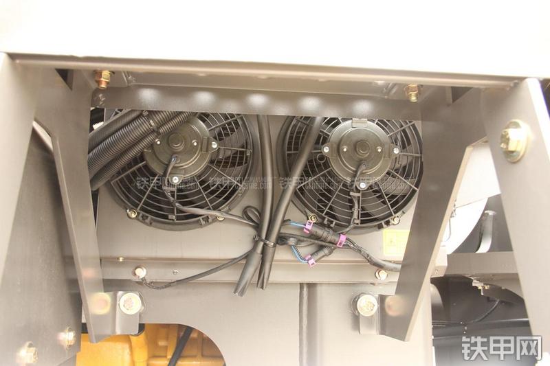 山东临工LG956V装载机局部