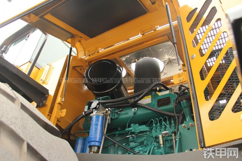 山东临工LG956L矿山铲掘型装载机局部