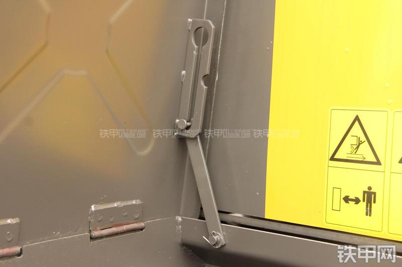 山东临工LG956L矿山铲掘型装载机局部