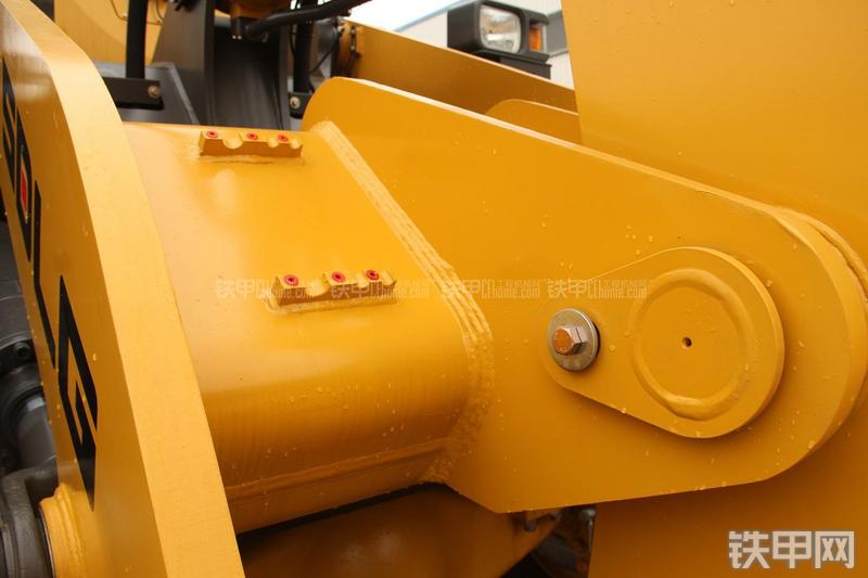 山东临工LG956L矿山铲掘型装载机局部