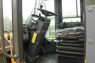 山东临工LG956L矿山铲掘型装载机局部