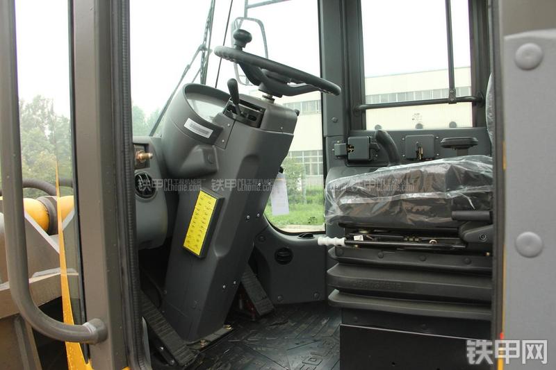 山东临工LG956L矿山铲掘型装载机局部