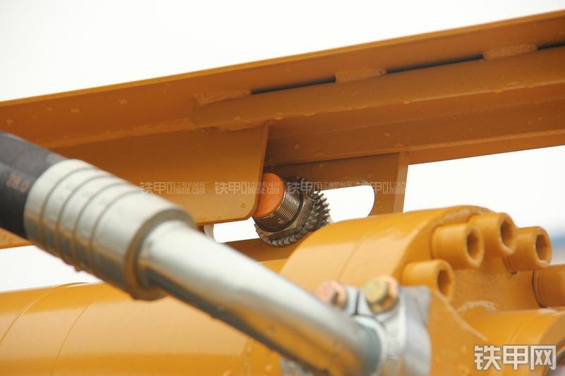 山东临工LG956L矿山铲掘型装载机局部