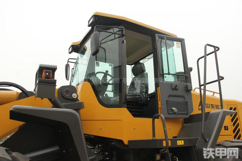 山东临工LG956L矿山铲掘型装载机局部