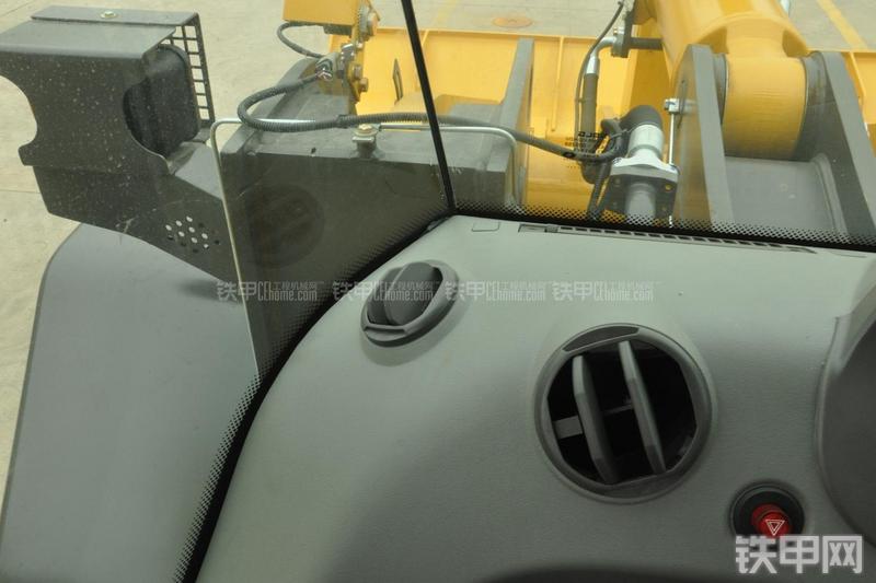 山东临工LG956N装载机局部