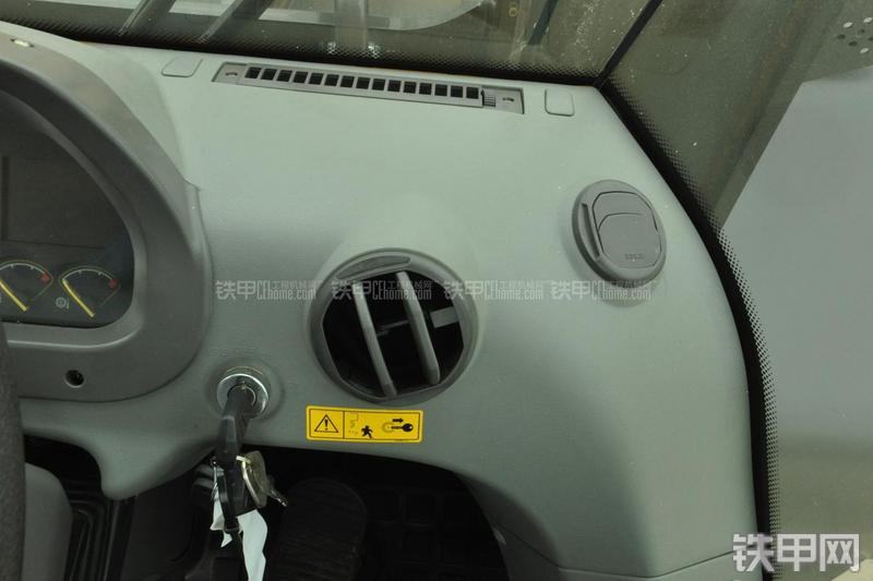 山东临工LG956N装载机局部