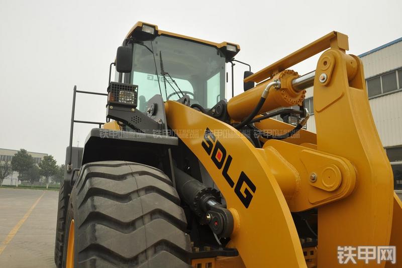 山东临工LG956N装载机局部