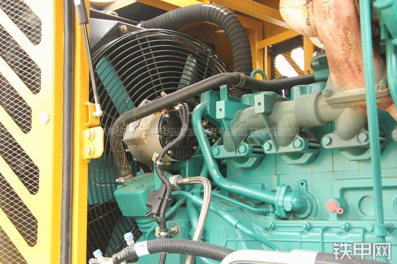 山东临工LG956L矿山铲掘型装载机局部