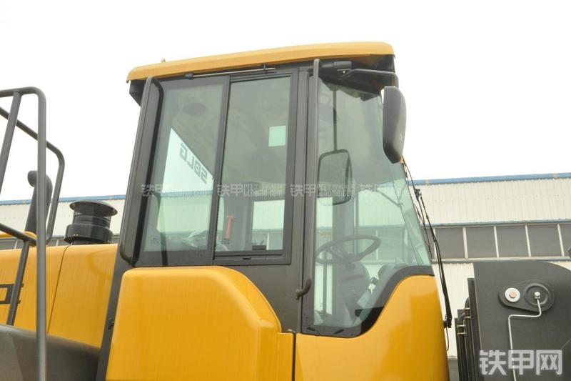 山东临工LG956N装载机局部