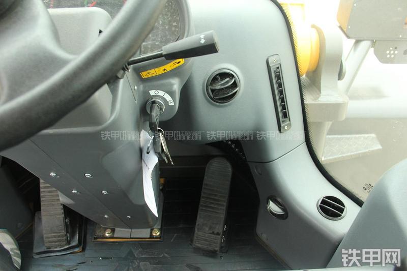 山东临工LG956L矿山铲掘型装载机局部