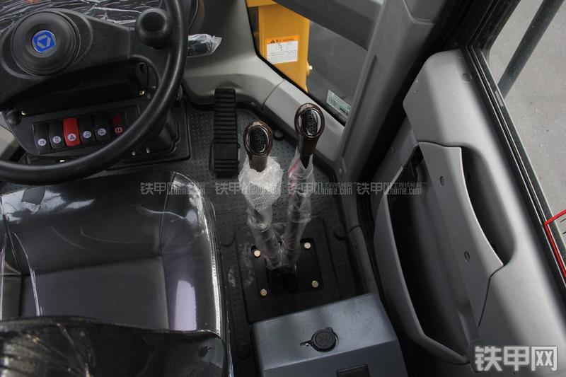 徐工LW300KN装载机局部