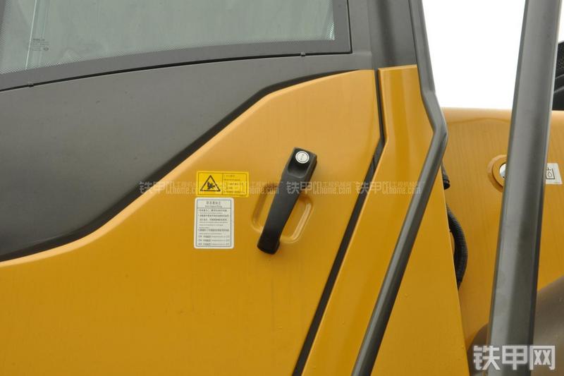 山东临工LG956N装载机局部