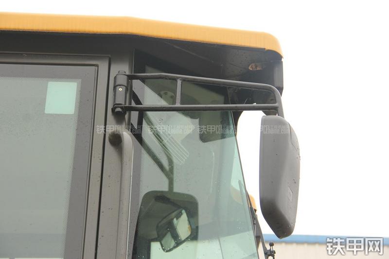 山东临工LG956L矿山铲掘型装载机局部