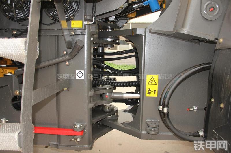 山东临工LG956L矿山铲掘型装载机局部