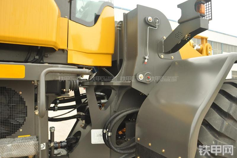 山东临工LG956N装载机局部