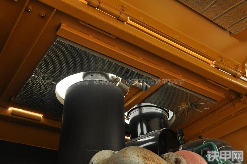 山东临工LG956N装载机局部