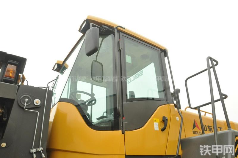 山东临工LG956N装载机局部