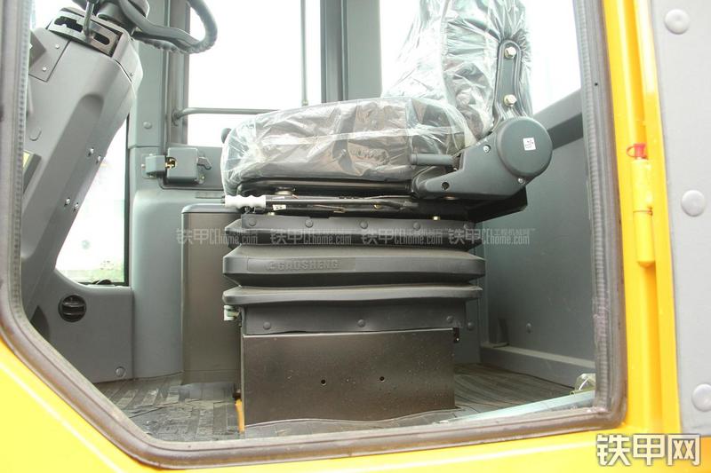 山东临工LG956L矿山铲掘型装载机局部