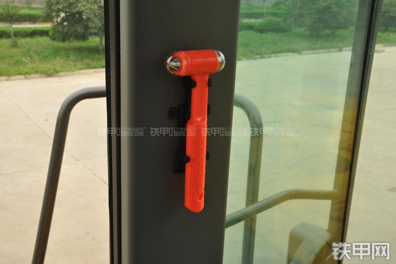 山东临工LG953N节能型装载机局部