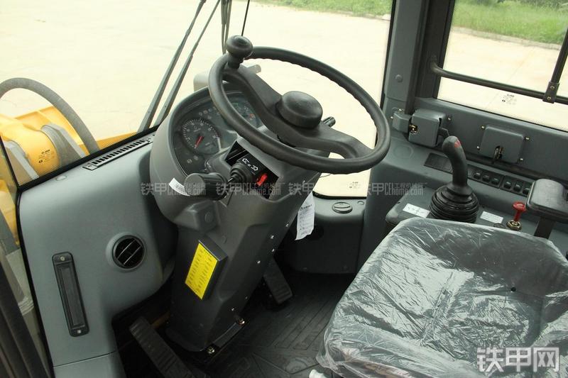 山东临工LG956V装载机局部