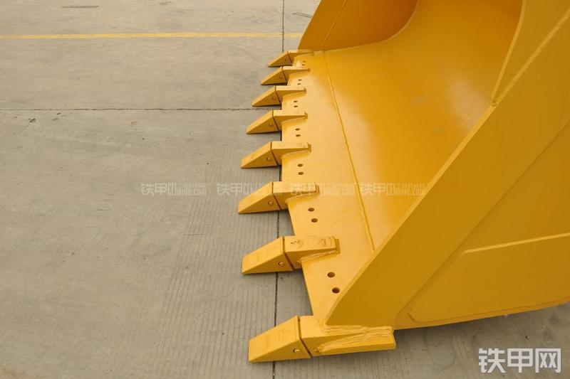 山东临工LG956N装载机局部