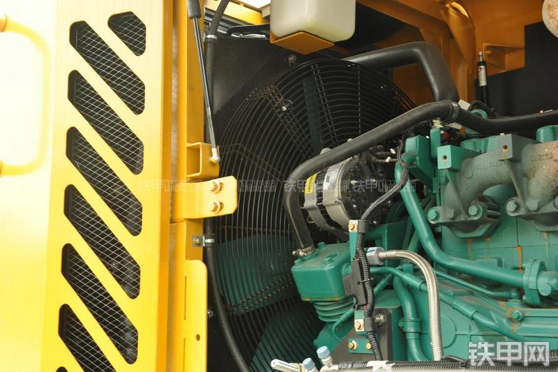 山东临工LG956N装载机局部