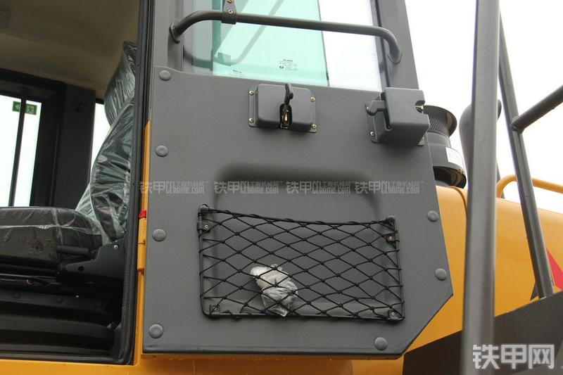 山东临工LG956L矿山铲掘型装载机局部