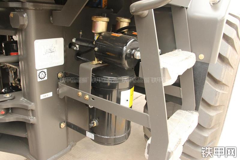 山东临工LG956V装载机局部