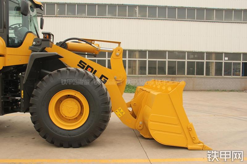 山东临工LG956L矿山铲掘型装载机局部