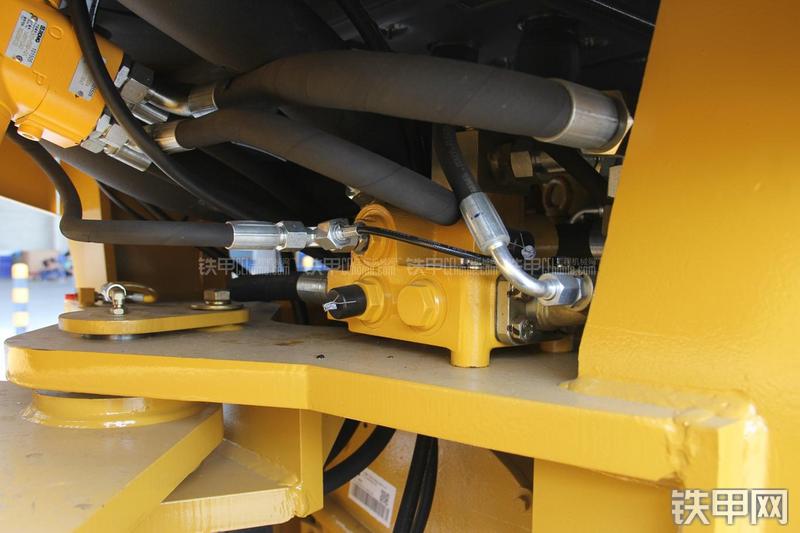 徐工LW300KN装载机局部